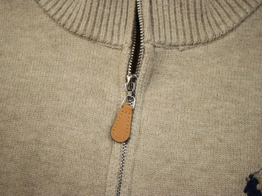 P276 Style number: D169 RALPH LAUREN/Ralph Lauren classic war horse small label embroidery logo Paul polo high collar pullover half-zip knitted sweater, high-density LOGO embroidery on the chest, original customization of tag accessories. Made of pure cotton yarn 🧶 blended with wool, pure cotton is skin-friendly and comfortable, small label war horse embroidered turtleneck sweater 🐎 high quality. Follow the blogger to learn how to wear it! Let’s buy a Ralph Lauren knitted sweater. It’s a super hard-to-find series after it became popular. It’s hard to find one on the official website. It’s simple and practical, with a lazy and loose feel. The thickened fabric has a more texture, soft and delicate feel, and a loose fit. Whether worn alone or layered, you can wear a simple one to create different styles of fashion!  Color: Black Khaki Size: Picture 9